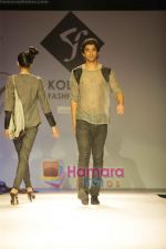 Model walk the ramp for Abhishek  Dutta at Kolkata Fashion Week day 1 on 2nd April 2009 (5).JPG