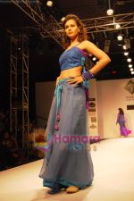 Model walk the ramp for Bibi Russel at Kolkata Fashion Week day 1 on 2nd April 2009 (6).JPG