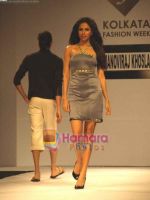 Model walk the ramp for Manoviraj Khosla at Kolkata Fashion Week day 2 on 4th April 2009 (2).jpg