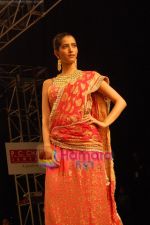 Model walk the ramp for PC Chandra at Kolkata Fashion Week day 2 on 3rd April 2009 (6).JPG
