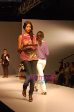 Model walk the ramp for Weaves at Kolkata Fashion Week day 1 on 2nd April 2009 (9).JPG