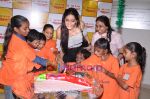 Sonam Kapoor distributes books to NGO kids in Radio Mirchi Office, Mumbai on 23rd April 2009 (3).JPG