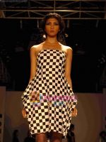 Model walk on the ramp for Dev R Nil at Kolkata Fashion Week Day 4 on 5th April 2009 (5).jpg