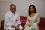 Vidya Balan, Gulzar at the launch of Karadi Tales Company_s new audio book in Mumbai on 28th April 2009 (8).JPG