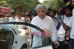 Javed Akhtar goes to vote on 30th April 2009 (3).JPG