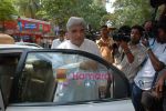 Javed Akhtar goes to vote on 30th April 2009.JPG