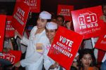 RJs Mantra and Rohini canvassing for the Red FM 93.5 Vote Karo Ya Karwaun cause on 28th April 2009.JPG