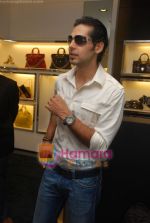 Dino Morea unveils Versace Accessories Boutique in Versace, Trident hotel, Mumbai on 4th May 2009 (12).JPG