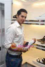 Dino Morea unveils Versace Accessories Boutique in Versace, Trident hotel, Mumbai on 4th May 2009 (13).JPG