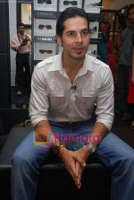 Dino Morea unveils Versace Accessories Boutique in Versace, Trident hotel, Mumbai on 4th May 2009 (16).JPG