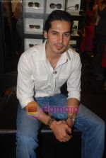 Dino Morea unveils Versace Accessories Boutique in Versace, Trident hotel, Mumbai on 4th May 2009 (17).JPG