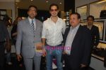 Dino Morea unveils Versace Accessories Boutique in Versace, Trident hotel, Mumbai on 4th May 2009 (6).JPG
