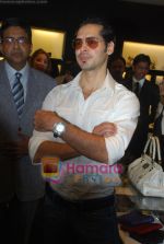 Dino Morea unveils Versace Accessories Boutique in Versace, Trident hotel, Mumbai on 4th May 2009 (7).JPG