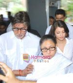 Amitabh Bachchan, jaya aishwarya grace the late Feroz Khan_s prayer meet on 4th May 2009.JPG