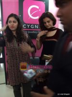 Monica Bedi at Cygnus store on the occasion of Mother_s day in Lokhandwala on 9th May 2009 (4).JPG
