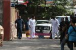 Abhishek and Amitabh Bachchan at prakash mehra funeral in Oshiwara, Andheri, Mumbai on 18th May 2009 (65).jpg