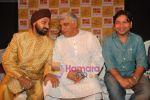 Javed Akhtar, Kailash Kher at the launch of Jaswinder Singh_s album Ishq Nahin Asaan in Bhavans on 27th May 2009 (19).JPG