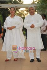 Javed Akhtar, Shabana Azmi at the launch of Jaswinder Singh_s album Ishq Nahin Asaan in Bhavans on 27th May 2009 (4).JPG