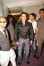 Salman Khan at Aalim Hakim salon launch at True Fitness on 29th May 2009  (15)~0.JPG