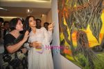 Vidya Balan at Kiran Chopra_s art exhibition in Jehangir on 1st june 2009 (30).JPG