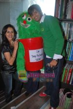 Karnveer and Teejay Sidhu at Poddar_s Zelda book launch in Granth Book Store on 5th June 2009 (13).JPG