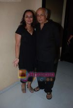 Soni Razdan, Mahesh Bhatt at the launch of Vinta Nanda_s film with bash in D Ultimate Club on 8th June 2009 (2).JPG