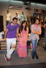 Anuj Sawhney, Roshni Chopra, Arjan Bajwa at Jack and Jones store launch in R City Mall, Ghatkopar on 19th June 2009 (2).JPG