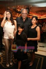 Boney Kapoor, Sridevi with Kids at Shagun show by Neeta Lulla on 21st June 2009 (164).JPG