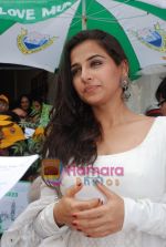 Vidya Balan at I Love Mumbai plant sampling campaign on 11th July 2009 (11).JPG
