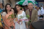 Vidya Balan, Shaina NC at I Love Mumbai plant sampling campaign on 11th July 2009 (11).JPG