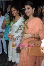 Vidya Balan, Shaina NC at I Love Mumbai plant sampling campaign on 11th July 2009 (5).JPG