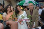Vidya Balan, Shaina NC at I Love Mumbai plant sampling campaign on 11th July 2009 (8).JPG