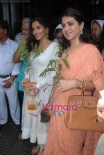 Vidya Balan, Shaina NC at I Love Mumbai plant sampling campaign on 11th July 2009 (3).JPG