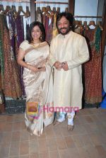 Sonali and Roop Kumar Rathod at Vikram Phadnis fashion event in Fuel on 14th July 2009 (2).JPG