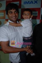 Madhavan with his son at Harry Potter 6 premiere in IMAX Wadala on 15th July 2009 (4).JPG