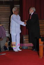 Pyarelal honoured by Whistling Woods in Indira Gandhi Institute on 18th July 2009  (4).JPG