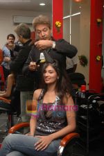 Sayali Bhagat Inaugurates Jawed Habib Hair & Beauty Studios at Madhap on 23rd July 2009 (20).JPG
