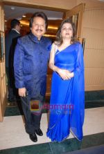 Pankaj Udhas with wife at Pankaj Udhas_s Khazana show in memory of Madan Mohan on 25th July 2099 (3).JPG