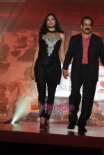 Parvathy Omanakuttan at BETI Fashion show by Anu and Sashi Ranjan on 26th July 2009 (5).JPG