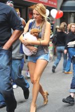 Blake Lively on the sets of GOSSIP GIRL on August 6, 2009 in NY (3).jpg