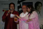 Bhupinder, Gulzar and Mitali Singh at the Launch of Mitali and Bhupinder_s album Ek Akela Shaher Mein in Nehru Centre on 11th Aug 2009 (10).JPG