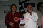 Bhupinder, Gulzar at the Launch of Mitali and Bhupinder_s album Ek Akela Shaher Mein in Nehru Centre on 11th Aug 2009 (9).JPG
