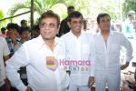 Abbas Mastan sell the tickets to promote the film in Galaxy, Bandra on 17th Aug 2009 (2).JPG