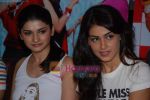 Genelia D Souza, Prachi Desai sell the tickets to promote the film in Galaxy, Bandra on 17th Aug 2009 (35).JPG