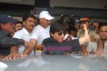 Shahrukh Khan return to Mumbai Airport on 18th Aug 2009 (18).JPG