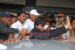 Shahrukh Khan return to Mumbai Airport on 18th Aug 2009 (19).JPG