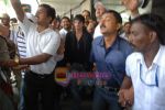 Shahrukh Khan return to Mumbai Airport on 18th Aug 2009 (21).JPG