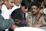 Shahrukh Khan return to Mumbai Airport on 18th Aug 2009 (22).JPG