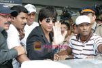 Shahrukh Khan return to Mumbai Airport on 18th Aug 2009 (26).JPG
