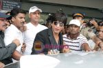Shahrukh Khan return to Mumbai Airport on 18th Aug 2009 (32).JPG